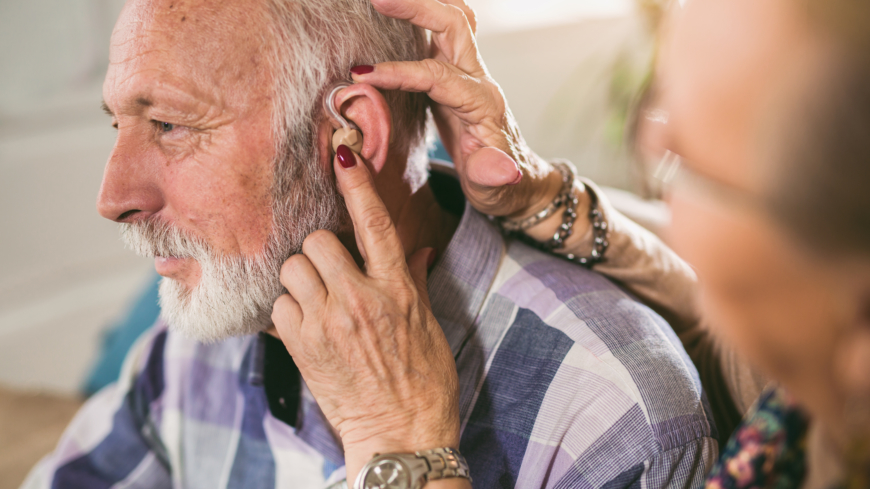 Det finns alltid någon form av hjälp att få när man har drabbats av nedsatt hörsel, varav hörselapparat är ett alternativ.Det finns alltid någon form av hjälp att få när man har drabbats av nedsatt hörsel, varav hörapparat är ett alternativ. Foto: Shutterstock